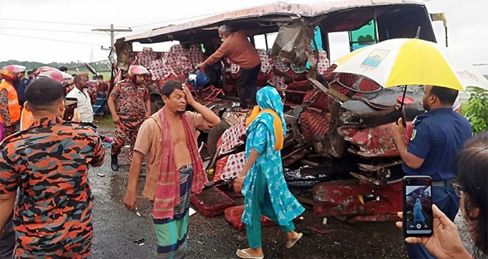 মানিকগঞ্জে বাস-ট্রাক সংঘর্ষ