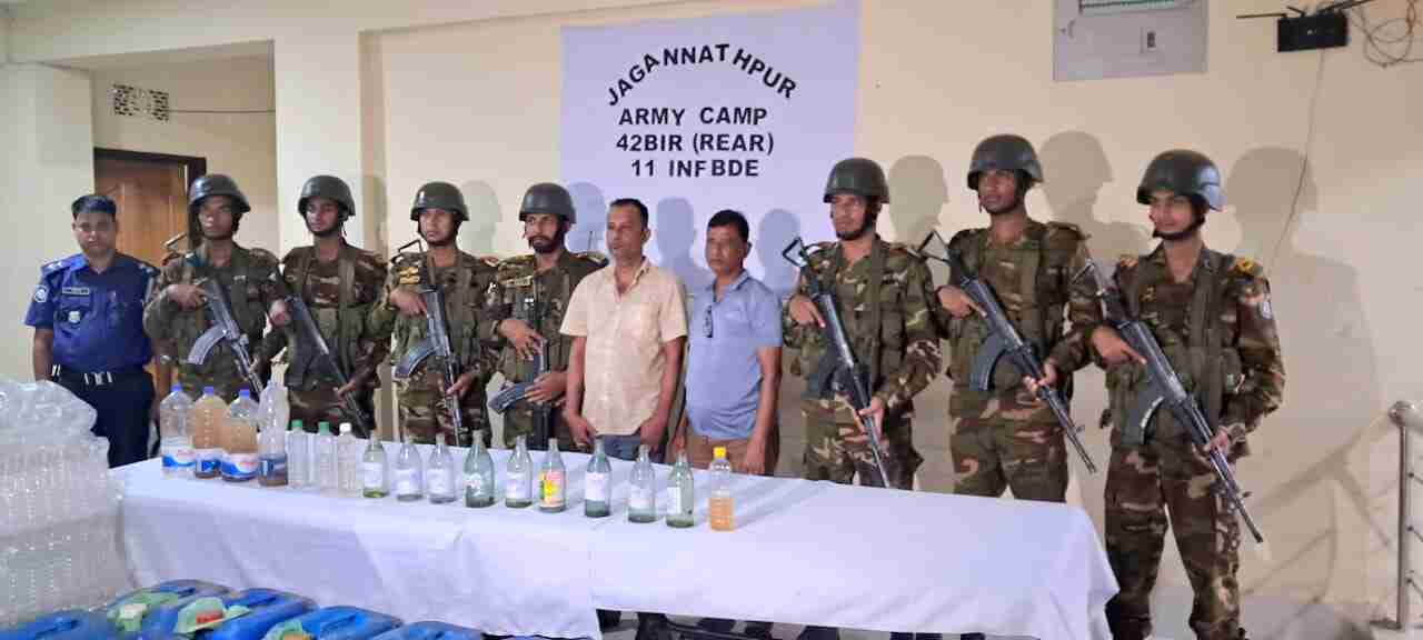 জগন্নাথপুরে সেনাবাহিনীর অভিযানে ৭৪৮ লিটার মদসহ ২ মাদক ব্যবসায়ী আটক