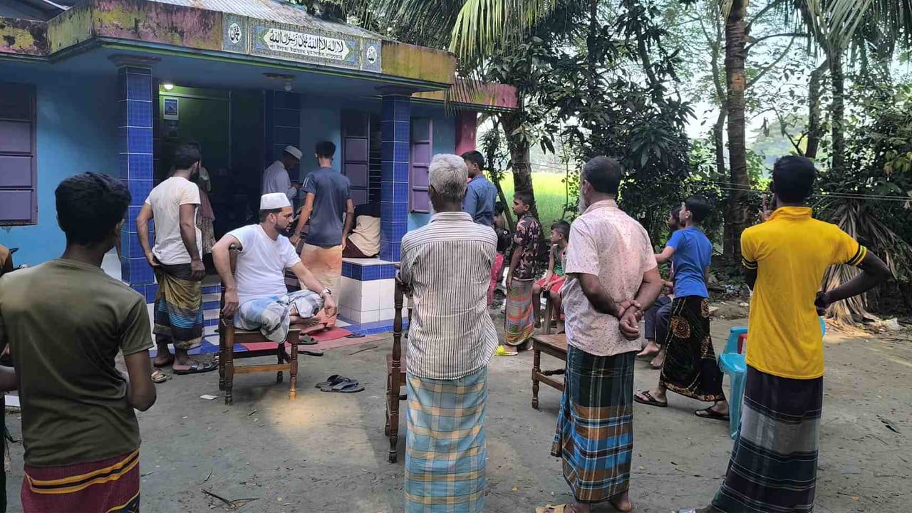 অজ্ঞান করে স্বর্ণসহ ২০ লাখ টাকার মালামাল লুট