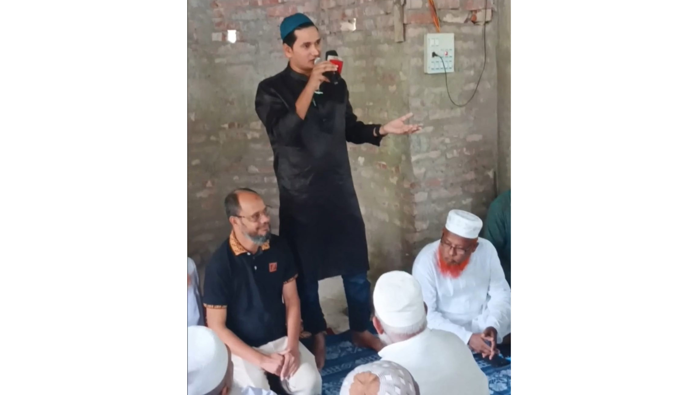 মসজিদে বিশিষ্ট ইউটিউবার রাজু খানের এক লক্ষ টাকা অনুদান