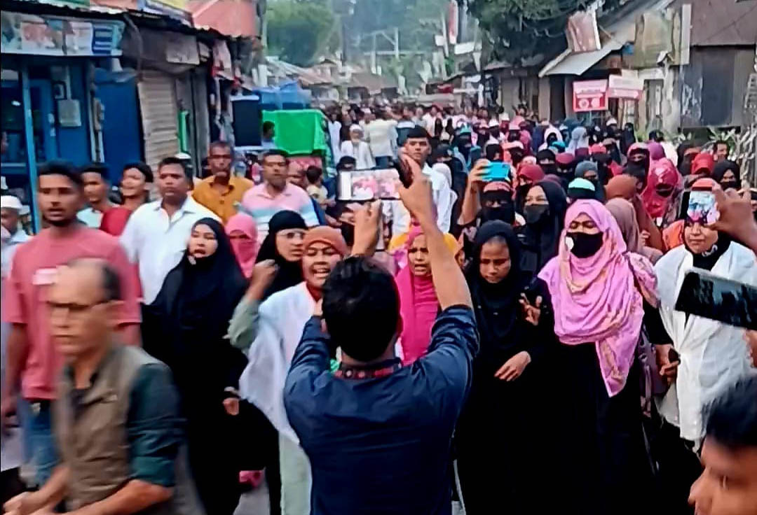 দলীয় মনোনয়ন পরিবর্তনের দাবিতে সড়ক অবরোধ