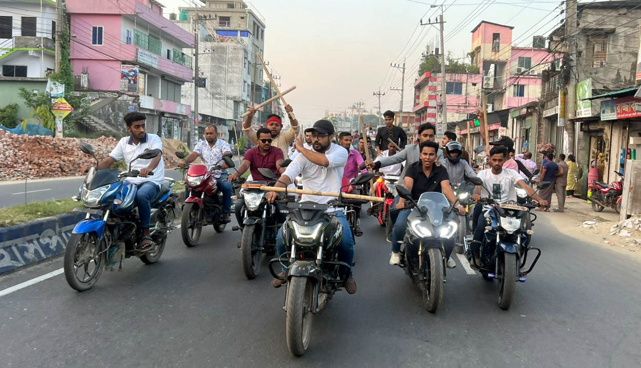 লাঠি ও বাইক নিয়ে নোয়াখালীতে এনসিপির মহড়া