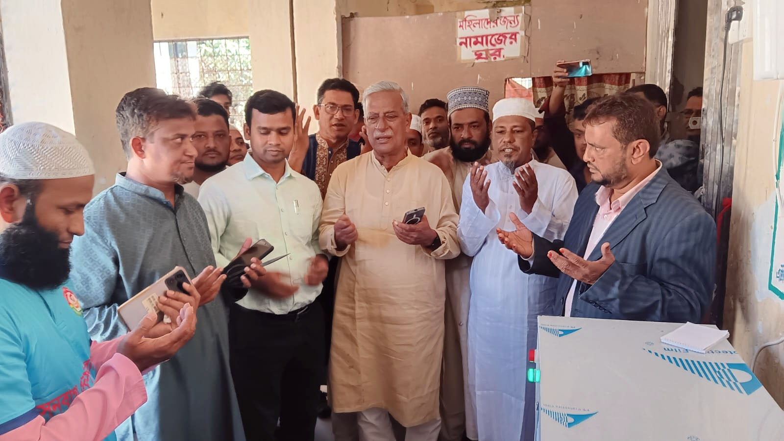 পঙ্গু ও অসহায়দের মাঝে হুইল চেয়ার বিতরণ