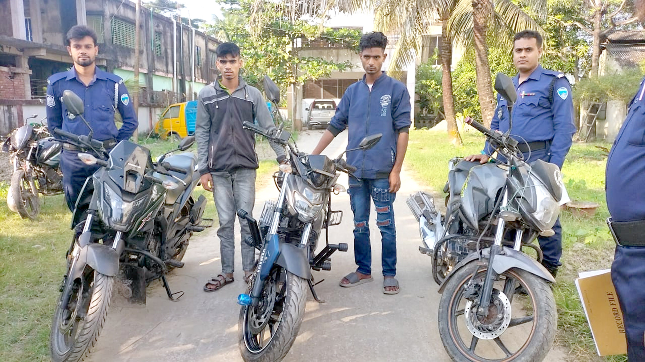 বিএনপি নেতার ভাইসহ গ্রেপ্তার ৪; ৫টি চোরাই মোটরসাইকেল উদ্ধার