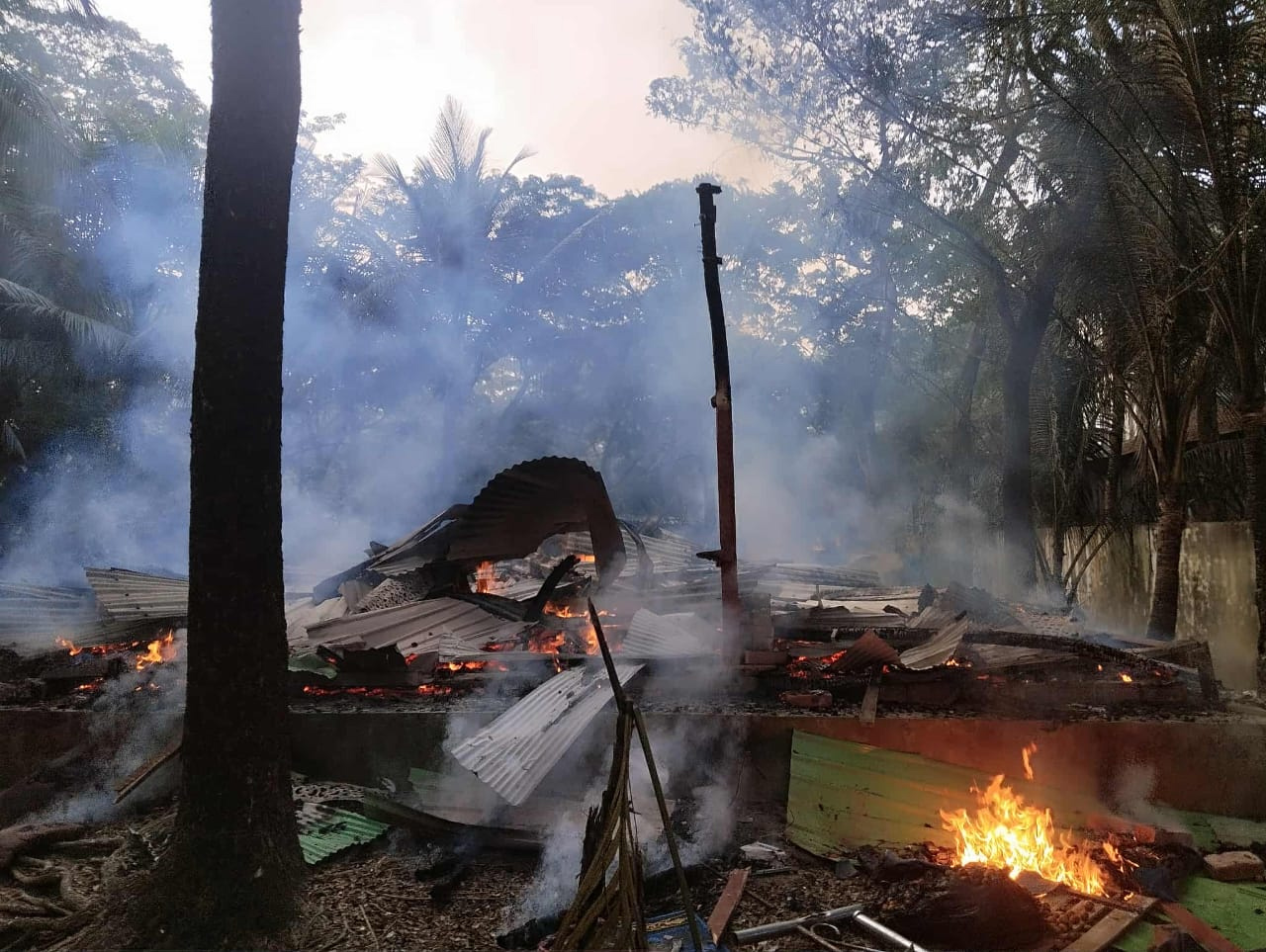 নোয়াখালীর আন্ডারচরে পান বিক্রেতার ঘরে অগ্নিসন্ত্রাস