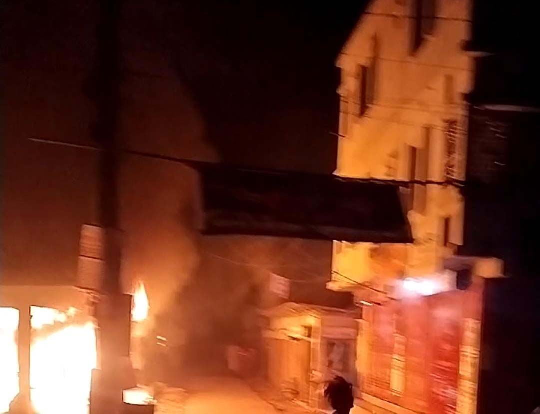 শর্ট সার্কিটের আগুনে পুড়লো ৯ দোকান