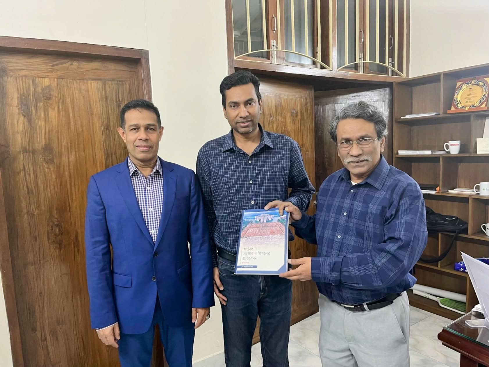 জাতীয় ঐকমত্য কমিশনের চেয়ারম্যান সুলতান জাকারিয়াকে সংবিধান সংস্কার প্রতিবেদনের কপি উপহার