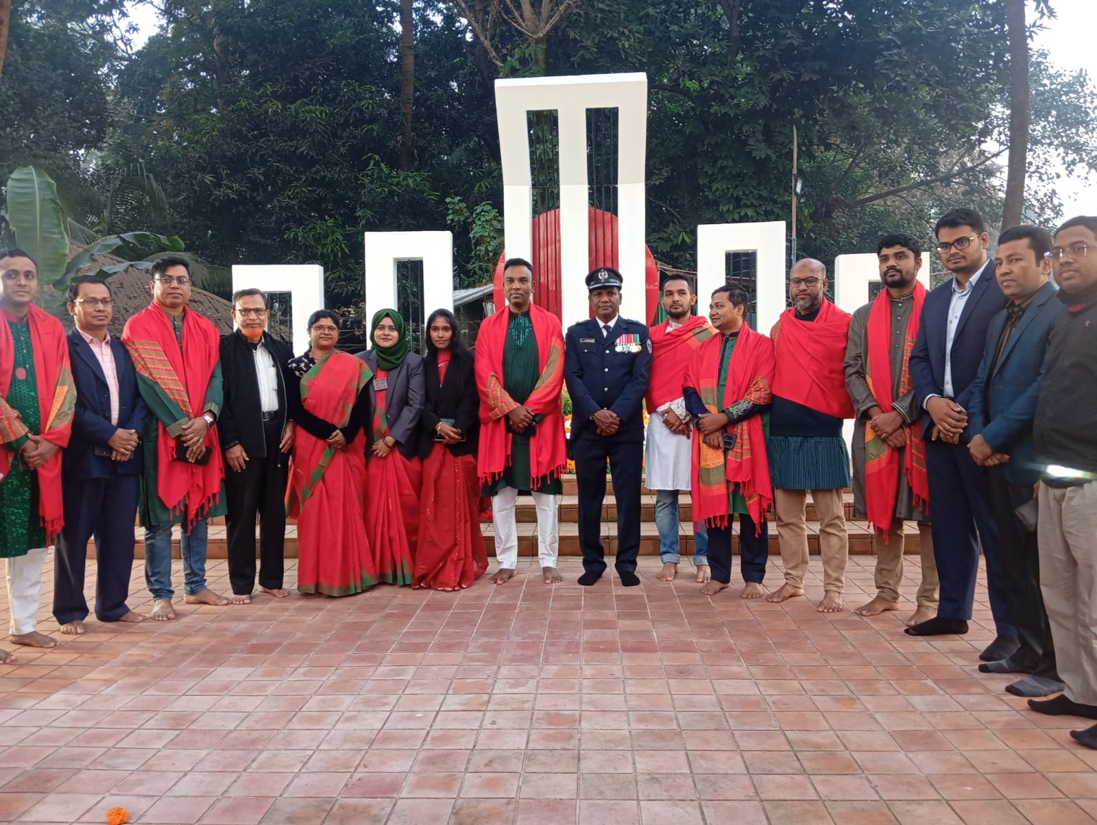 কোম্পানীগঞ্জ কেন্দ্রীয় শহীদ মিনারে সর্বস্তরের মানুষের শ্রদ্ধা নিবেদন