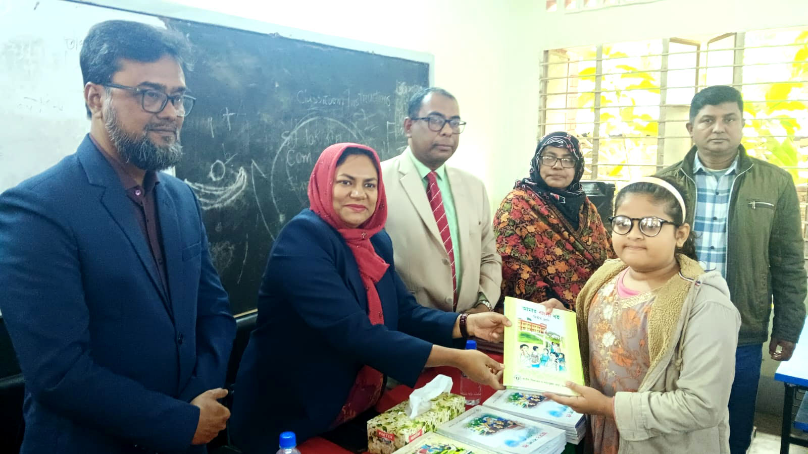 সেনবাগের স্কুলে স্কুলে বই বিতরণ 