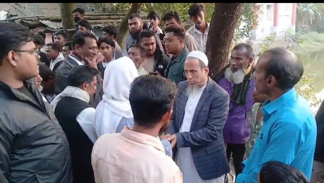 সেনবাগে গুচ্ছগ্রামে অগ্নিদগ্ধ হয়ে নিহত প্রতিবন্ধী মহিলার বাড়িতে স্বতন্ত্র প্রার্থী কাজী মফিজুর রহমান 