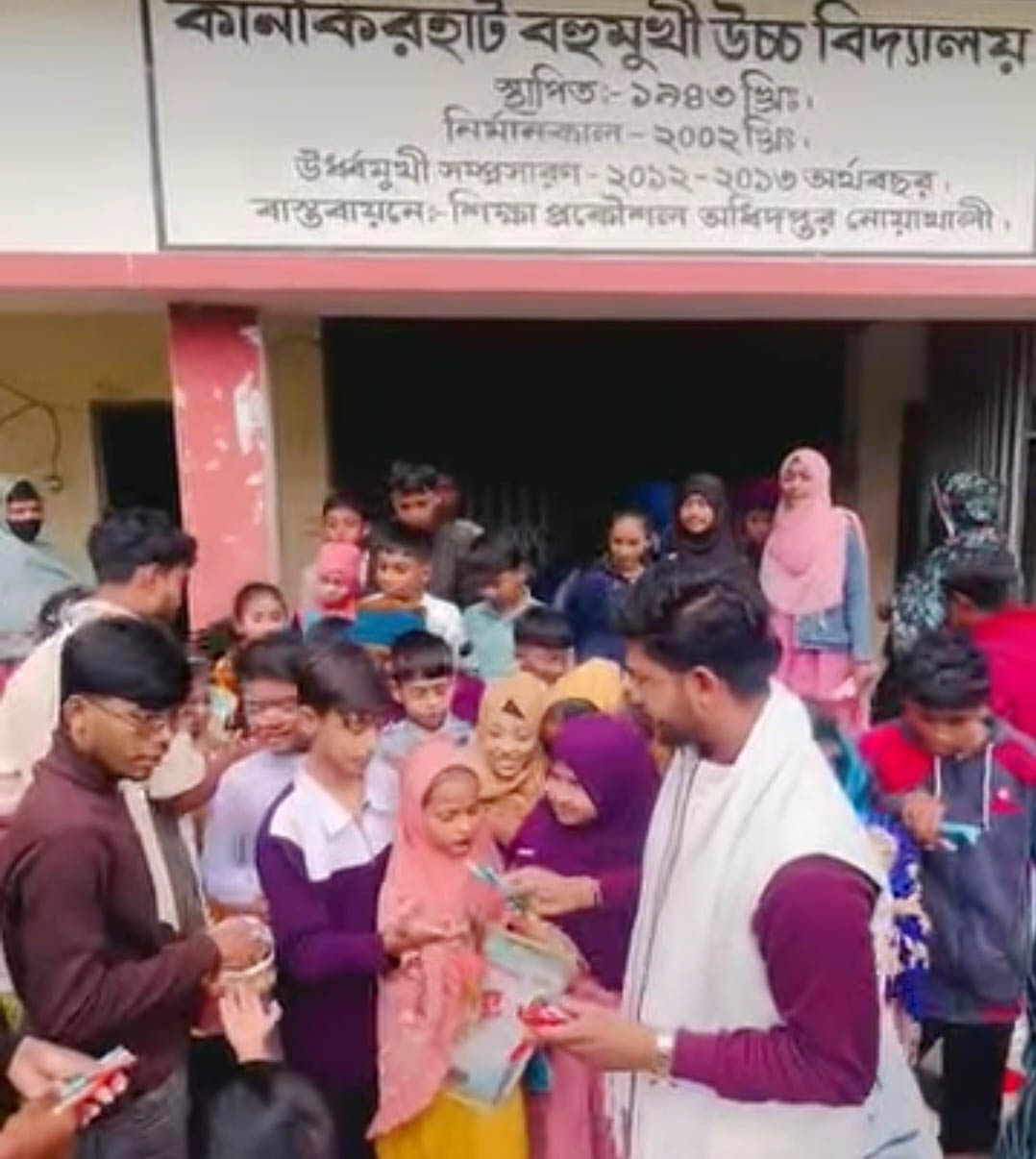 সেনবাগে নবাগত শিক্ষার্থীদের হাতে কলম ও চকলেট তুলে দিলেন স্বতন্ত্র প্রার্থীর সমর্থকরা