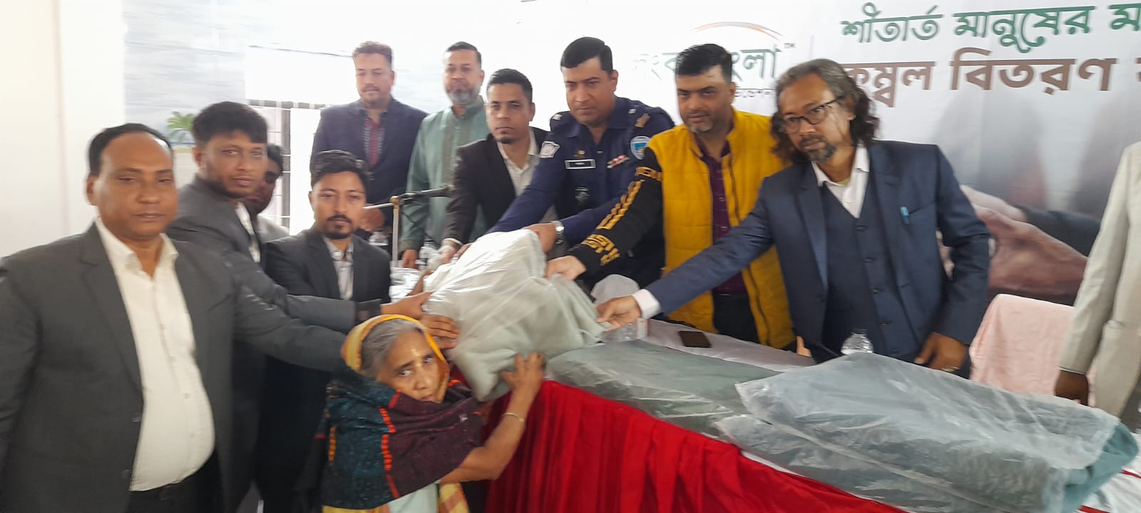 নোয়াখালীতে লংকাবাংলা ফাউন্ডেশনের কম্বল বিতরণ