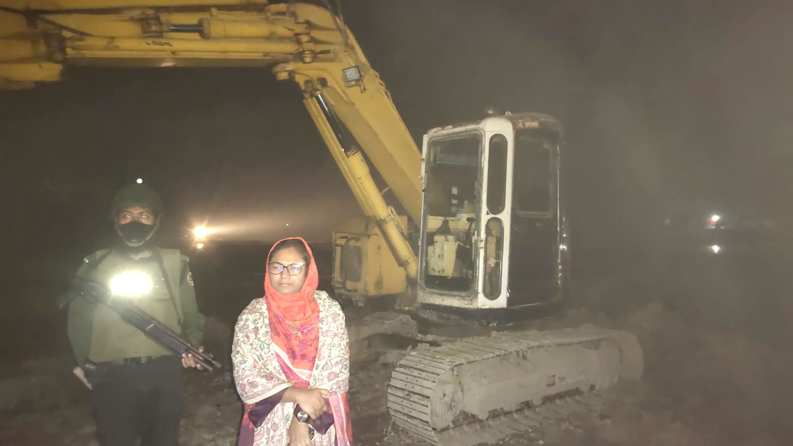 সেনবাগে রাতের আঁধারে ফসলি জমির মাটি কাটা তিন ভেকু মেশিন জব্দ