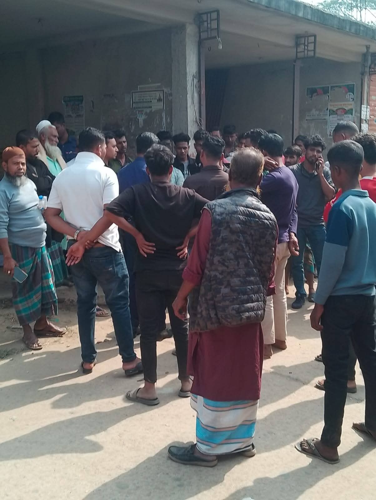 স্বতন্ত্র প্রার্থীর কার্যালয়ে হামলা, অভিযুক্ত জয়নুল আবদিন ফারুকের সমর্থকরা"