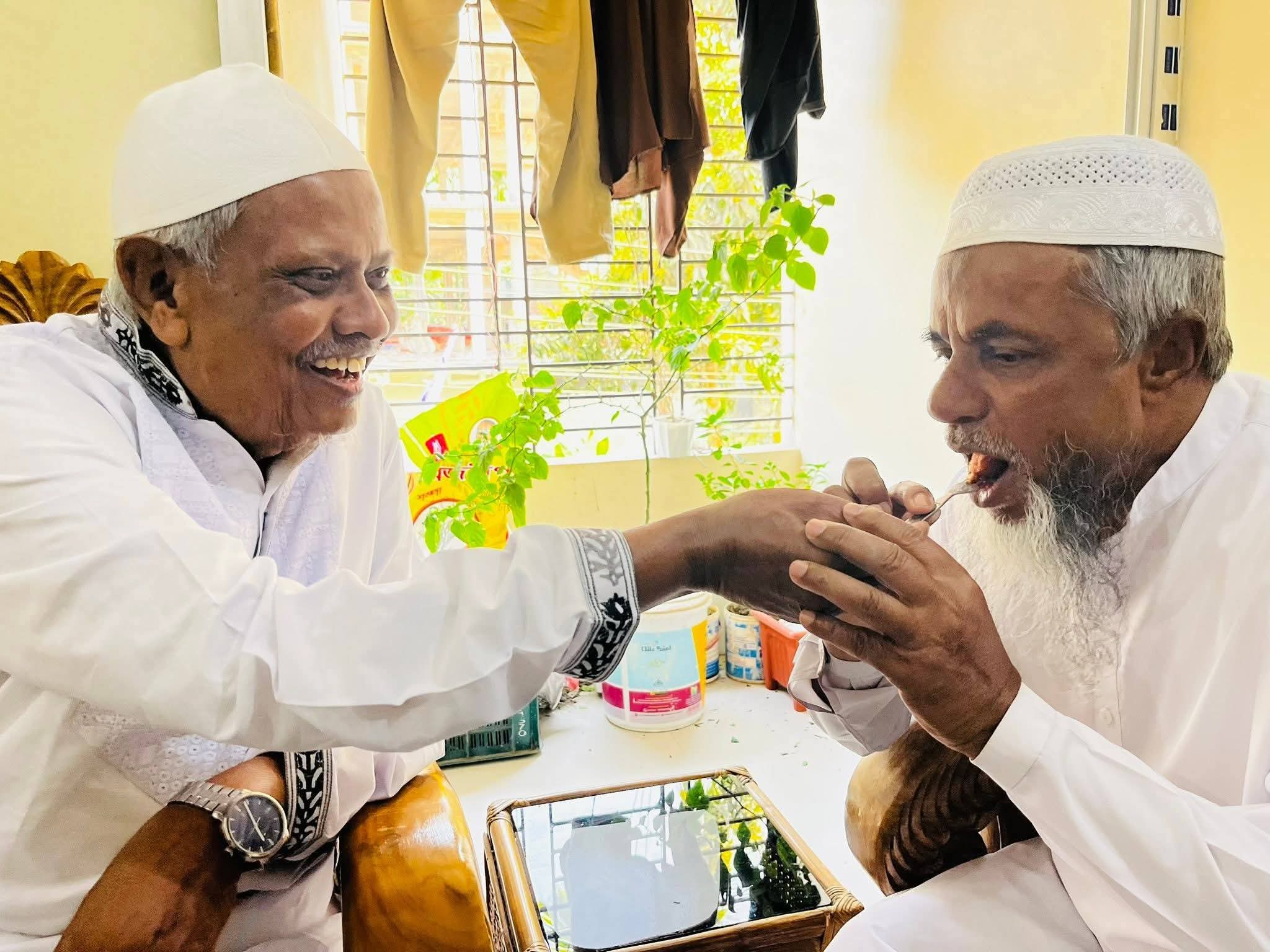 বিজয়ী শাহজাহান গেলেন পরাজিত ইসহাক খন্দকারের ঘরে