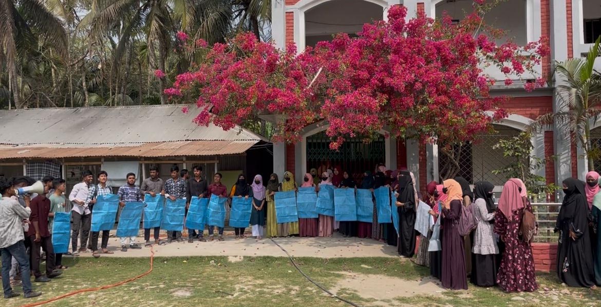 চর জব্বর ডিগ্রি কলেজে অধ্যক্ষের বিরুদ্ধে অনিয়মের অভিযোগ; তালা ঝুলিয়ে শিক্ষার্থীদের আন্দোলন