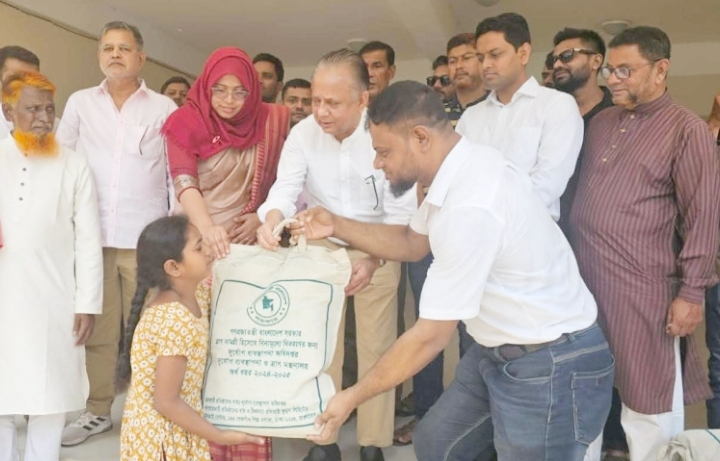 মানবতার সেবায় এমপি ইঞ্জিনিয়ার মঈনুল ইসলাম খান শান্ত : সিংগাইরে অসহায়দের মাঝে ত্রাণ ও প্রতিবন্ধীদের হুইল চেয়ার প্রদান।