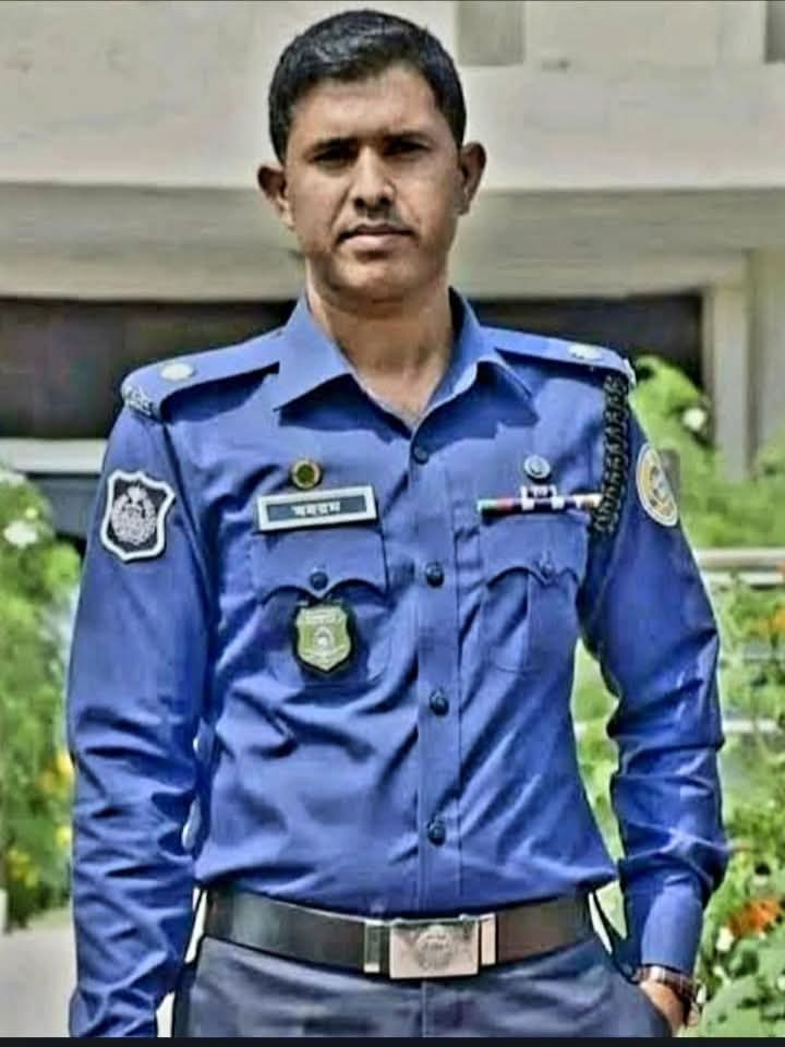 ছাত্রলীগ পেটানো সেই মহরম আলী এখন মানিকগঞ্জের ‘হিরো’: মাদক ও সন্ত্রাসের বিরুদ্ধে অ্যাকশন মুডে অতিরিক্ত পুলিশ সুপার!